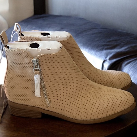 NIB Marlis Memory Foam Women’s Boots - Picture 1 of 4